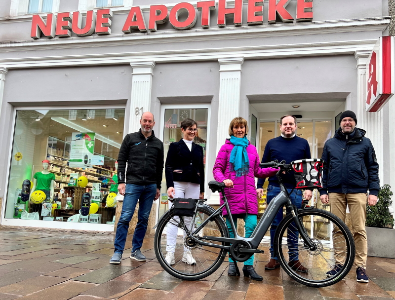 Gewinnerin des eBike Monika Hölting und die Vorstände der Nienburger Werbegemeinschaft